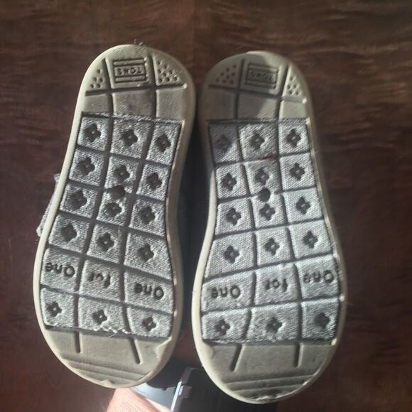 Tom’s toddler Gray crossover, Velcro slip on shoes - Picture 6 of 6
